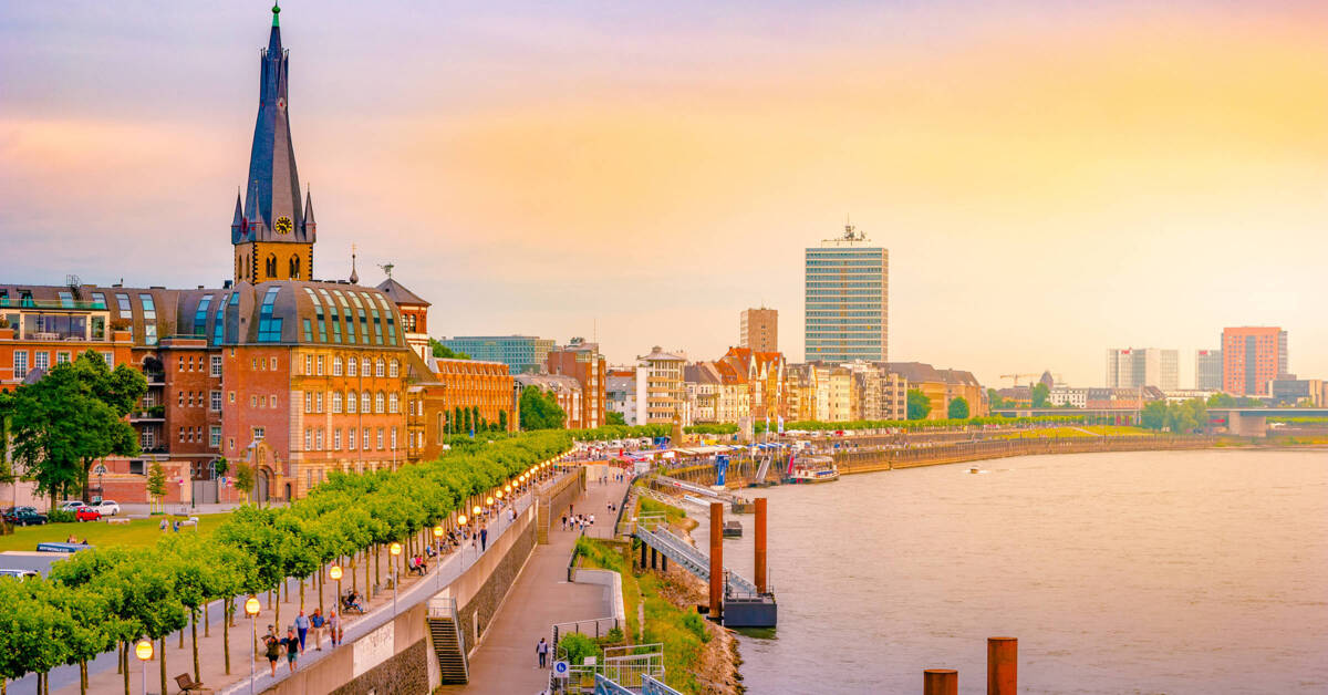 Skyline von Düsseldorf – Rheinuferpromenade mit der St.-Lambertus-Kirche